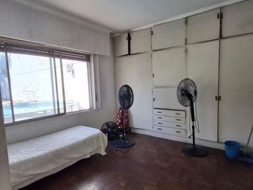 CASA CON DOS LOCALES SOBRE AVENIDA
