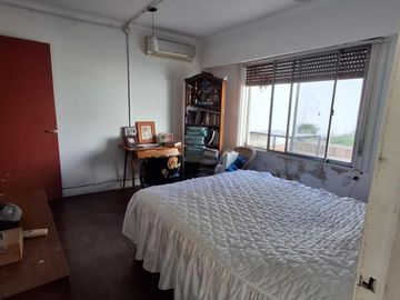 CASA CON DOS LOCALES SOBRE AVENIDA