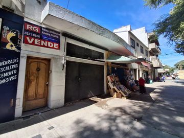 CASA CON DOS LOCALES SOBRE AVENIDA