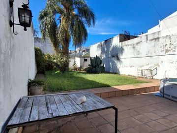 CASA CON DOS LOCALES SOBRE AVENIDA