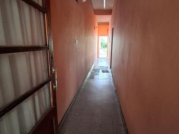CASA CON DOS LOCALES SOBRE AVENIDA
