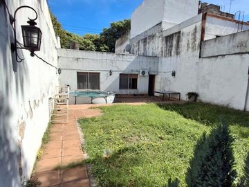 CASA CON DOS LOCALES SOBRE AVENIDA