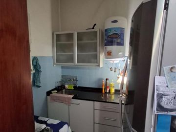 CASA CON DOS LOCALES SOBRE AVENIDA