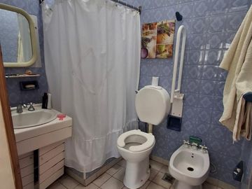 CASA CON DOS LOCALES SOBRE AVENIDA