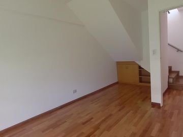 Departamento Dúplex de 4 ambientes con cochera, impecable, excelente Ubicación