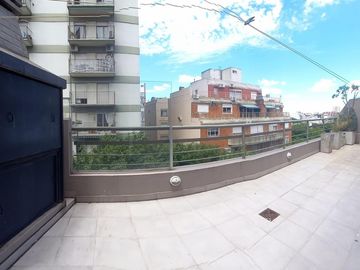 Departamento Dúplex de 4 ambientes con cochera, impecable, excelente Ubicación