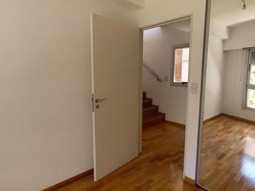 Departamento Dúplex de 4 ambientes con cochera, impecable, excelente Ubicación