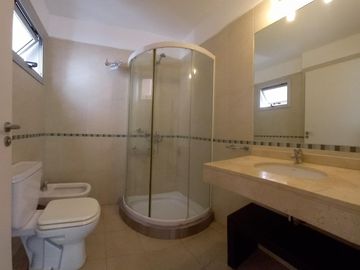 Departamento Dúplex de 4 ambientes con cochera, impecable, excelente Ubicación