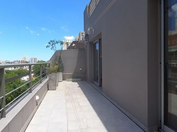 Departamento Dúplex de 4 ambientes con cochera, impecable, excelente Ubicación