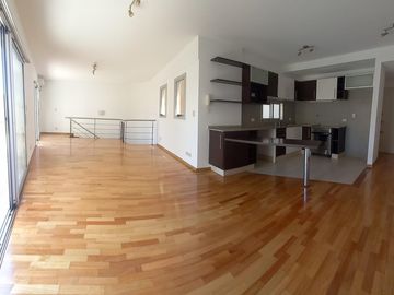 Departamento Dúplex de 4 ambientes con cochera, impecable, excelente Ubicación