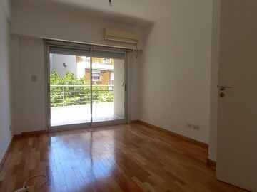 Departamento Dúplex de 4 ambientes con cochera, impecable, excelente Ubicación