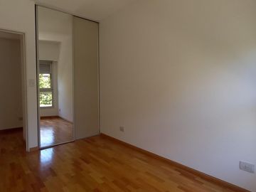 Departamento Dúplex de 4 ambientes con cochera, impecable, excelente Ubicación