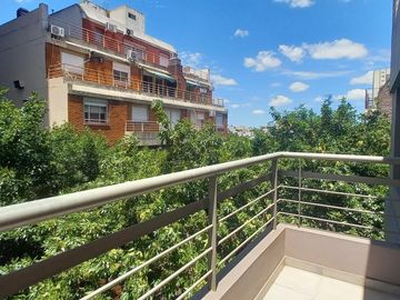 Departamento Dúplex de 4 ambientes con cochera, impecable, excelente Ubicación