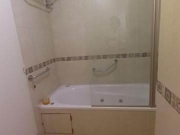 Departamento Dúplex de 4 ambientes con cochera, impecable, excelente Ubicación