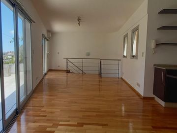 Departamento Dúplex de 4 ambientes con cochera, impecable, excelente Ubicación