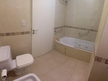 Departamento Dúplex de 4 ambientes con cochera, impecable, excelente Ubicación