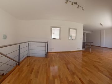Departamento Dúplex de 4 ambientes con cochera, impecable, excelente Ubicación