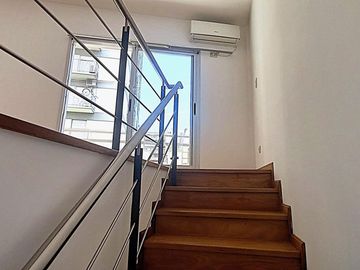 Departamento Dúplex de 4 ambientes con cochera, impecable, excelente Ubicación