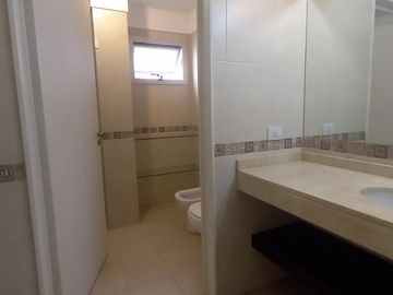Departamento Dúplex de 4 ambientes con cochera, impecable, excelente Ubicación