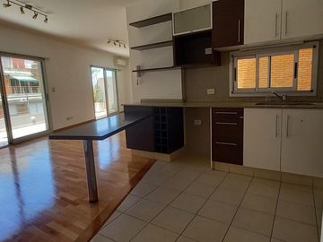 Departamento Dúplex de 4 ambientes con cochera, impecable, excelente Ubicación