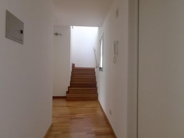Departamento Dúplex de 4 ambientes con cochera, impecable, excelente Ubicación