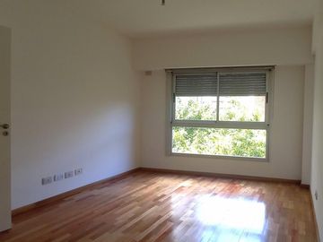 Departamento Dúplex de 4 ambientes con cochera, impecable, excelente Ubicación