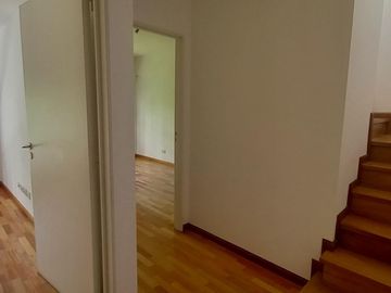 Departamento Dúplex de 4 ambientes con cochera, impecable, excelente Ubicación