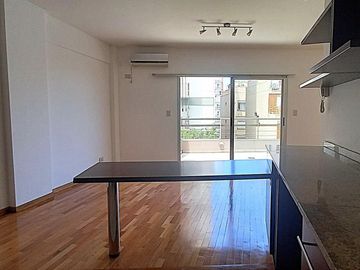 Departamento Dúplex de 4 ambientes con cochera, impecable, excelente Ubicación
