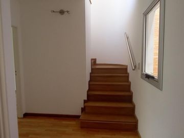 Departamento Dúplex de 4 ambientes con cochera, impecable, excelente Ubicación