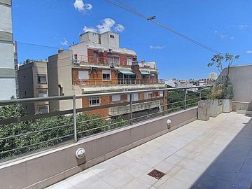 Departamento Dúplex de 4 ambientes con cochera, impecable, excelente Ubicación