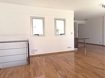Departamento Dúplex de 4 ambientes con cochera, impecable, excelente Ubicación