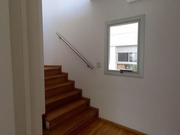 Departamento Dúplex de 4 ambientes con cochera, impecable, excelente Ubicación