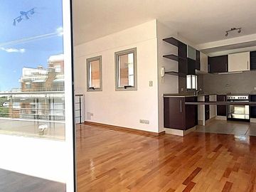 Departamento Dúplex de 4 ambientes con cochera, impecable, excelente Ubicación