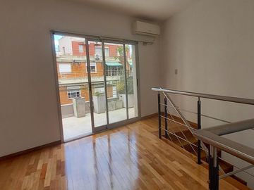 Departamento Dúplex de 4 ambientes con cochera, impecable, excelente Ubicación