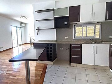 Departamento Dúplex de 4 ambientes con cochera, impecable, excelente Ubicación