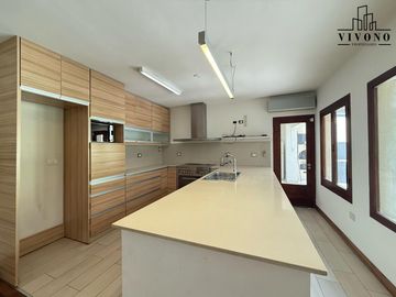 Casa en Venta en Villa Urquiza 5 ambientes con Pileta - Apta Crédito