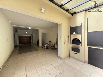 Casa en Venta en Villa Urquiza 5 ambientes con Pileta - Apta Crédito