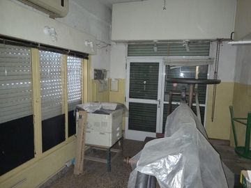 Casa 4 ambientes en una sola planta con pequeño local al frente y cochera para dos autos