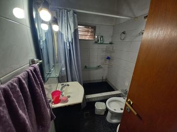 Casa 4 ambientes en una sola planta con pequeño local al frente y cochera para dos autos
