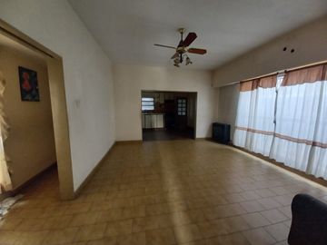 Casa 4 ambientes en una sola planta con pequeño local al frente y cochera para dos autos