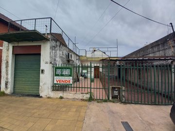 Casa 4 ambientes en una sola planta con pequeño local al frente y cochera para dos autos