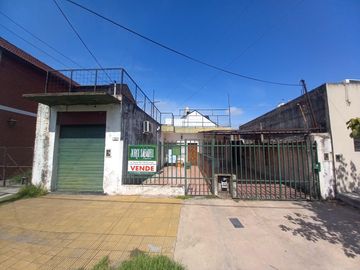Casa 4 ambientes en una sola planta con pequeño local al frente y cochera para dos autos