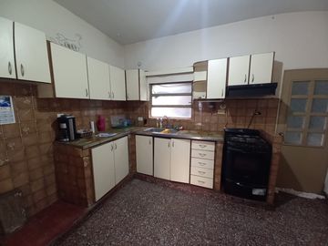Casa 4 ambientes en una sola planta con pequeño local al frente y cochera para dos autos