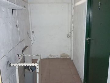 Casa 4 ambientes en una sola planta con pequeño local al frente y cochera para dos autos