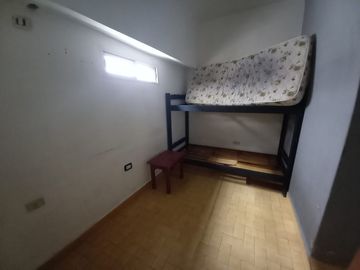 Casa 4 ambientes en una sola planta con pequeño local al frente y cochera para dos autos