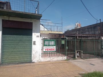 Casa 4 ambientes en una sola planta con pequeño local al frente y cochera para dos autos