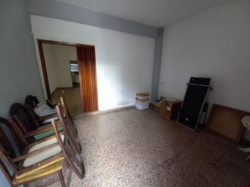 Casa 4 ambientes en una sola planta con pequeño local al frente y cochera para dos autos