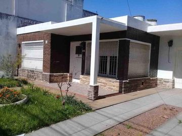 VENTA casa sobre Av Perón GRAN UBICACIÓN