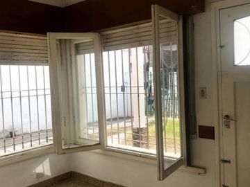 VENTA casa sobre Av Perón GRAN UBICACIÓN