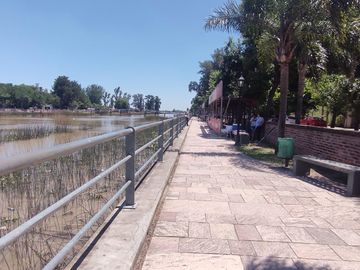 SE VENDE CASAQUINTA  SOBRE LOTE DE 3700M2 EN DIQUE LUJAN